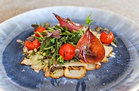 Przystawka - Carpaccio z borowików:
parmezan/ rukola/ czosnek/ oliwa/ pietruszka/ pomidor/ orzeszki sosnowe.