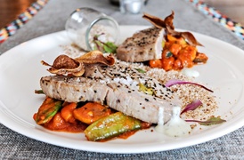 Danie główne - Stek z tuńczyka:
sos miętowy/ cukinia/ pomidor/ czosnek/ pieczarka/ cebula/ groszek cukrowy/ wasabi/ chipsy pietruszkowe.