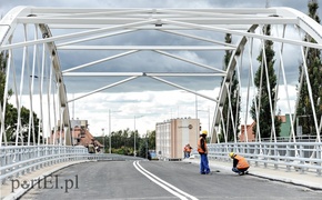 Na wiadukt wjechały ciężarówki, mieszkańcy pojadą nim w październiku
