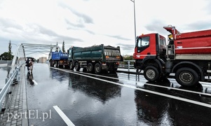 Na wiadukt wjechały ciężarówki, mieszkańcy pojadą nim w październiku