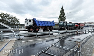 Na wiadukt wjechały ciężarówki, mieszkańcy pojadą nim w październiku
