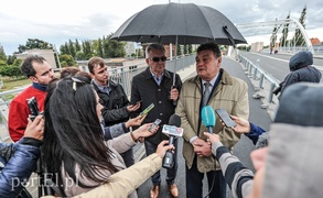 Na wiadukt wjechały ciężarówki, mieszkańcy pojadą nim w październiku