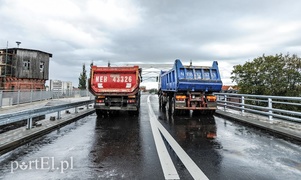 Na wiadukt wjechały ciężarówki, mieszkańcy pojadą nim w październiku