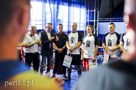 Lewy prosty w hali MOS-u
