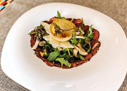 Carpaccio z sarny:
borowik/comber z sarny/cebula/ocet/gorczyca/rukola/parmezan.