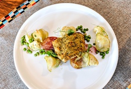 Jesiotr z ziołową kruszonką:
jesiotr/ kalafior/gruszka/groszek/ziemniaki/czerwone wino/miód.