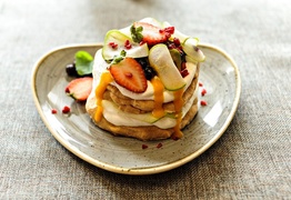 Beza biszkoptowa:
czarna porzeczka/maliny/mango/gruszka/mascarpone.