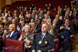 Być to znaczy dawać