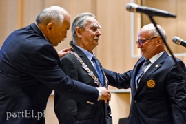 Być to znaczy dawać