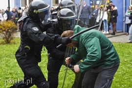 Bezpieczeństwo po obu stronach muru