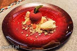 Sernik z białą czekoladą:
mascarpone/śmietana/liście kafiru/biała czekolada/kruszonka.