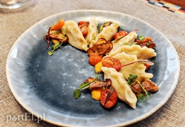 Pierogi z farszem z kaczki:
glazurowane borowiki/pomidor koktajlowy/migdały/puree z dyni.