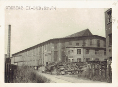 Hala 24 – obróbka średnia i lekka, łopatkownia. Po prawej stronie fragment hali nr 21, a po lewej  komin głównej kotłowni zakładu – nieczynna, nieodbudowana, rozebrana. Jak prawie na każdym ze zdjęć widoczna hałda złomu - ramy okienne, kratownice itp.