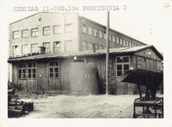 Portiernia (barak) wjazd od ulicy Pływackiej. Przed portiernią żelbetowy jednoosobowy schron obserwacyjno – wartowniczy, za portiernią modelarnia.