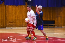 Starsi panowie nadal w grze