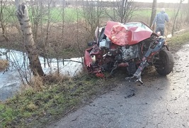 Uderzył w drzewo, nic mu się nie stało