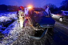 Wpadł w poślizg i wjechał do rowu