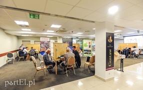 Brydżyści usiedli do stołu