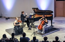 Muzyczna rozmowa przy skrzypcach, wiolonczeli i fortepianie