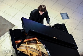 Muzyczna rozmowa przy skrzypcach, wiolonczeli i fortepianie