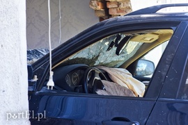 Samochód uderzył w budynek