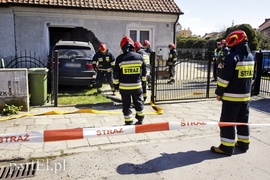 Samochód uderzył w budynek