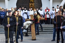 Nieśli krzyż przez miasto