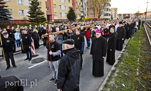 Nieśli krzyż przez miasto