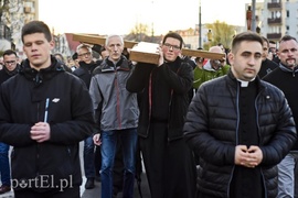 Nieśli krzyż przez miasto