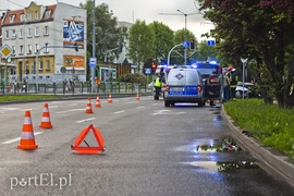 Ford uderzył w drzewo na ul. Płk. Dąbka