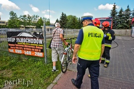 Potrącenie rowerzysty przy wyjeździe z myjni