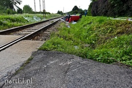 Wjechali pod pociąg, trzy osoby ranne