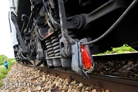 Wjechali pod pociąg, trzy osoby ranne