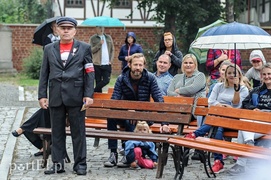A przy barykadzie toczyło się życie...