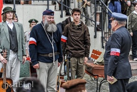 A przy barykadzie toczyło się życie...