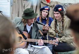 A przy barykadzie toczyło się życie...