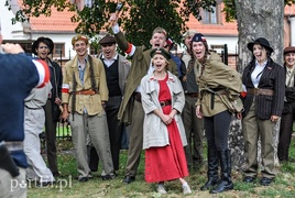 A przy barykadzie toczyło się życie...