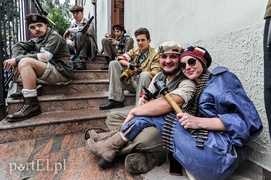 A przy barykadzie toczyło się życie...