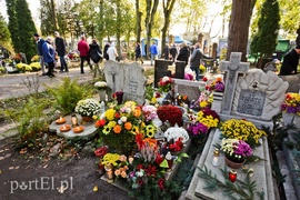 Elblążanie odwiedzają groby bliskich