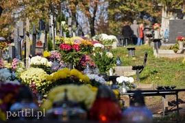 Elblążanie odwiedzają groby bliskich