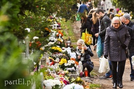 Elblążanie odwiedzają groby bliskich