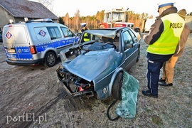 Uwaga, jest śllisko! Volkswagen uderzył w drzewo