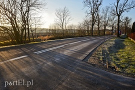 Uwaga, jest śllisko! Volkswagen uderzył w drzewo