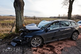 Nastolatka uderzyła w drzewo