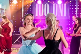 Są takie noce, od innych łaskawsze, kiedy się wolno wygłupić