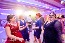 Są takie noce, od innych łaskawsze, kiedy się wolno wygłupić