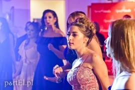 Są takie noce, od innych łaskawsze, kiedy się wolno wygłupić