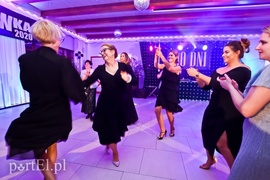 Są takie noce, od innych łaskawsze, kiedy się wolno wygłupić