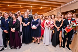 Są takie noce, od innych łaskawsze, kiedy się wolno wygłupić