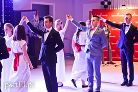 Są takie noce, od innych łaskawsze, kiedy się wolno wygłupić